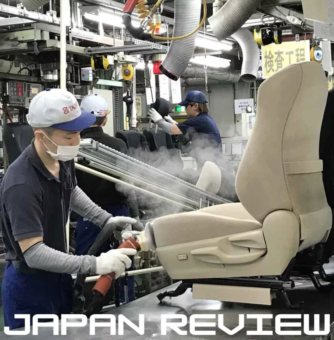 Operários trabalhando na linha de montagem de bancos automotivos em fábrica de autopeças na cidade de Toyota, província de Aichi, Japão.