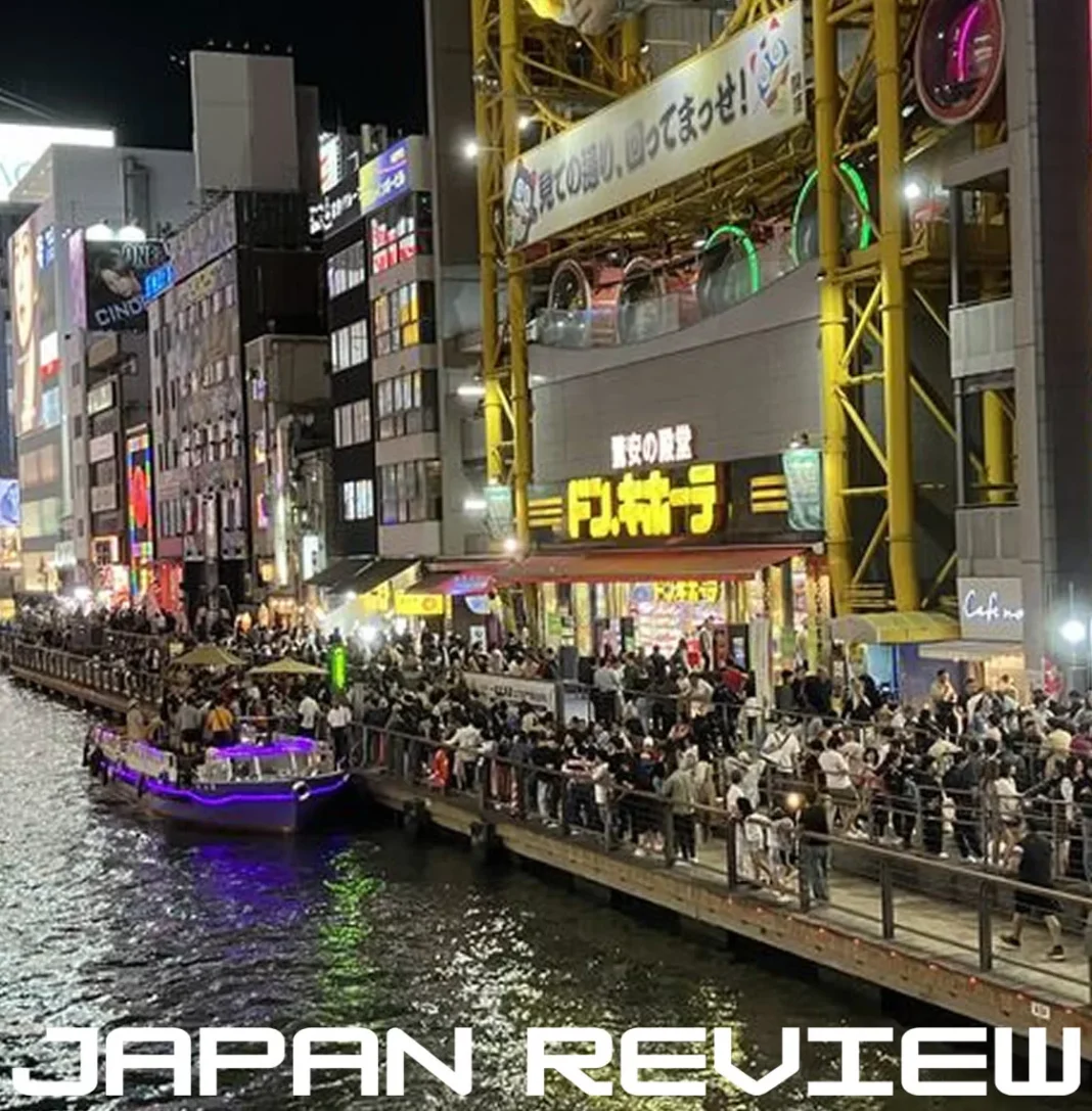 Vista panorâmica da cidade de Fukuoka com a Fukuoka Tower e a baía ao fundo.
