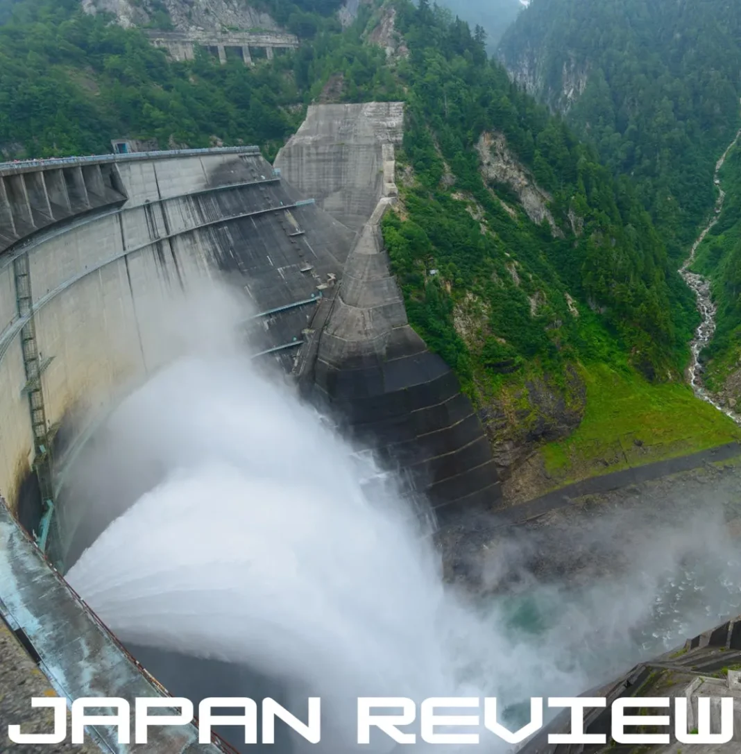Vista panorâmica da Represa de Kurobe cercada pelos Alpes Japoneses na província de Toyama.
