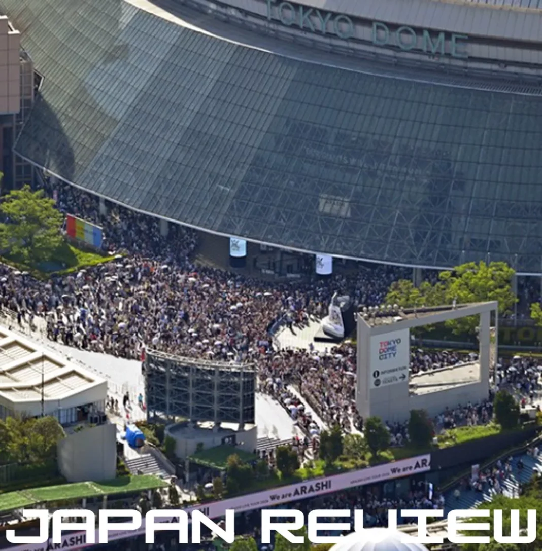 Milhares de fãs acompanham show de despedida do grupo Arashi em grande arena japonesa.